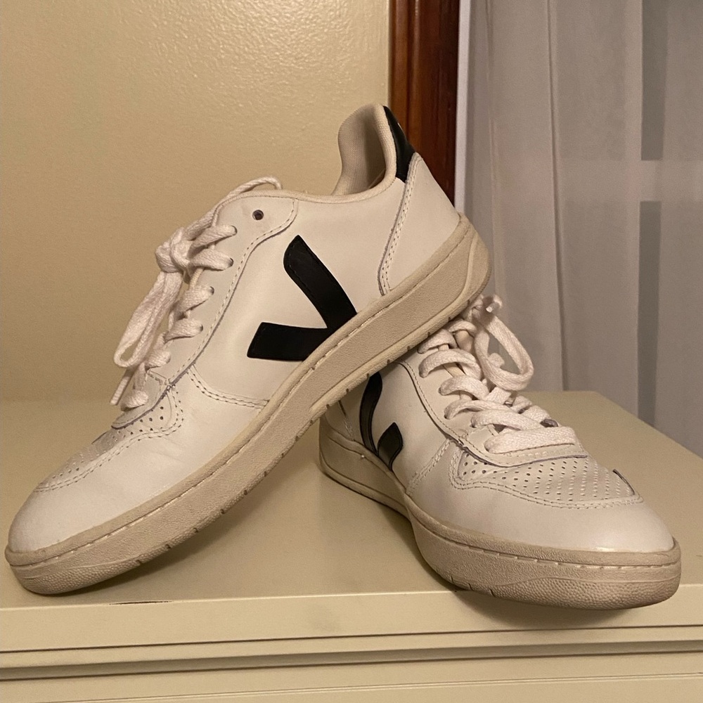 Veja V-10 Sneakers White Women’s Size 6 Leather Lace Up Low Black Casual Shoes
